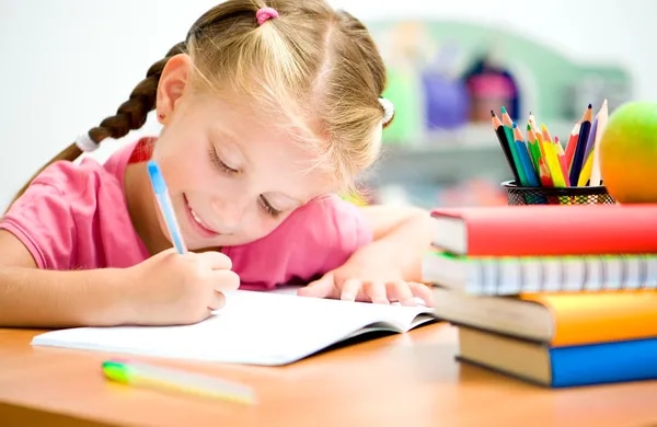 Wie man Kinder dazu ermutigt, Fragen zu stellen und neugierig zu bleiben