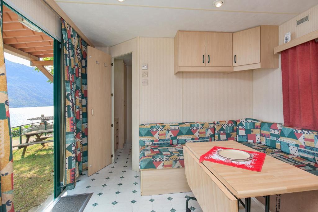 Entspannen Sie in unseren Cannobio Mobilehome mit Privatstrand und herrlichem Seeausblick