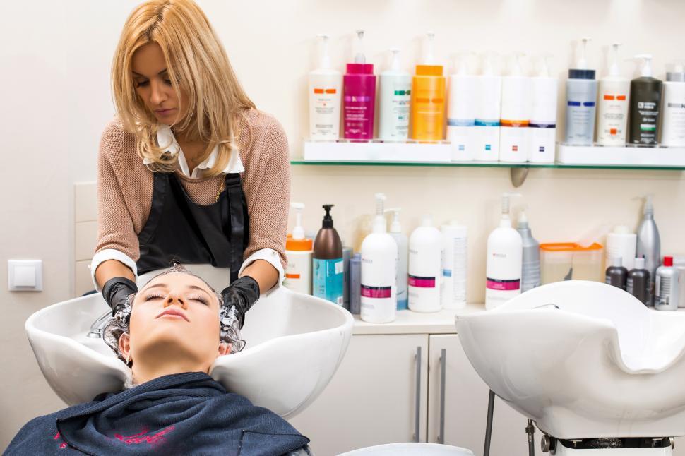 Entspannung pur mit dem Rückwärtswaschbecken Friseur