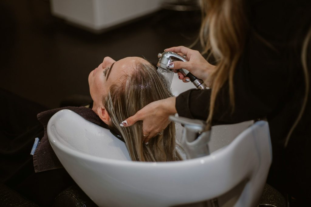Entspannung pur mit dem Rückwärtswaschbecken Friseur