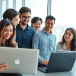 Headhunter IT bei der Zusammenarbeit mit IT-Profis in einem modernen Büro.