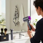 Pflegeszene mit dem Laifen NEO Haartrockner in einem luxuriösen Badezimmer.