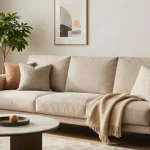 Stylisches modernes Wohnzimmer mit beigem Sofa und dekorativen Elementen, ideal für Möbel online kaufen.